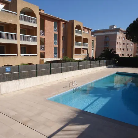 Apartment Joli 2 Pieces Climatise Dans Avec Piscine